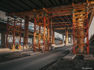 W listopadzie 2025 roku pod estakadą zamontowano systemowe podpory stalowe (fot. Marcin Mielewski / ZDM)
