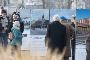 Ludzie oglądają wystawę