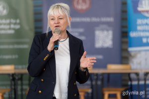 Iwona Tanewska, Naczelnik Wydziału Edukacji w Gdyni - podczas wystąpienia, z mikrofonem w ręku 