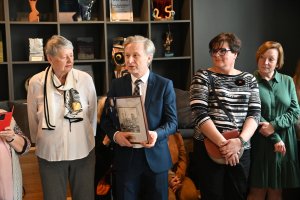 Na zdj. m.in.Zbigniew Biegajło, twórca Teatru Biuro Rzeczy Osobistych i Anna Melki, dyrektora Gdyńskiego Centrum Zdrowia. Fot. Zygmunt Gołąb 