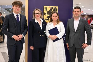Na zdjęciu (od lewej): przewodniczący Młodzieżowej Rady Miasta Paweł Timoszyk, radna Agnieszka Tokarska, prezydent Gdyni Aleksandra Kosiorek, wiceprezydent Gdyni Maciej Zielonka (fot. Michał Puszczewicz)
