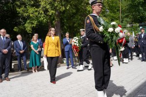 Kobieta w ż&oacute;łtej marynarce