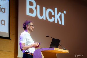 Prelekcja Piotra Buckiego. Ósma edycja konferencji Gdynia Kreatywna w PPNT Gdynia (fot. Kamil Złoch)