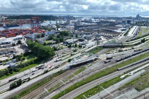 Widok z g&oacute;ry na nowy wiadukt kolejowy na stacji Gdynia Port 