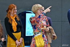 Radna Gdyni i przewodnicząca Komisji Kultury Rady Miasta Gdyni Natalia Kłopotek-Gł&oacute;wczewska oglądająca wystawę &bdquo;Gen 100 &ndash; gdyński kod wsp&oacute;lnoty&rdquo; 