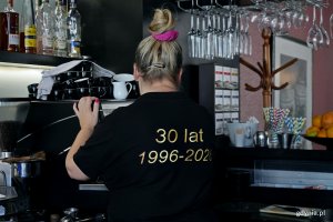 Jedna z pracownic w jubileuszowej koszulce restauracji