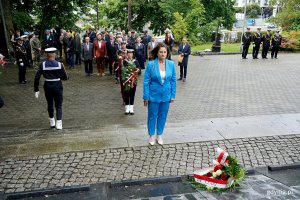 Posłanka Dorota Arciszewska-Mielewczyk składająca kwiaty podczas uroczystości  z okazji 87. rocznicy wybuchu II wojny światowej na Cmentarzu Wojennym w Redłowie