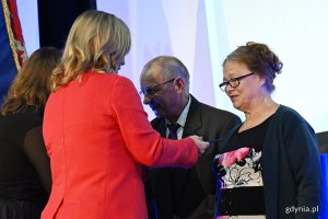Uroczystość wręczenia odznak honorowych w Sali Koncertowej Portu Gdynia w ramach gdyńskich obchodów 45. rocznicy zakończenia strajków i podpisania porozumień sierpniowych (fot. Michał Puszczewicz)