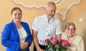 na zdjęciu uśmiechnięci ludzie