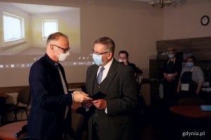 Stefan Szypulski z Lions Club Gdańsk Neptun odbiera medal „Civitas e Mari” z rąk wiceprezydent Gdyni Michała Gucia // fot. Przemysław Kozłowski