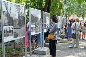 Przechodnie przyglądający się wystawie „Mariupol – bohaterskie miasto” na skwerze Bohaterskiego Mariupola // fot. Magdalena Czernek