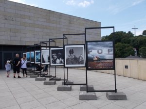 Wystawa prac Briana Griffina, którą można było oglądać na tarasie Muzeum Miasta Gdyni // fot. Magdalena Czernek