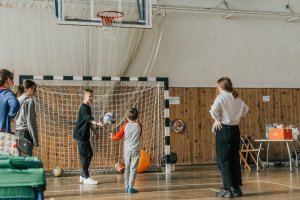 Dzieci grają w koszykówkę w ZSP nr 3 w Gdyni