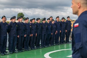 Podchorążowie AMW, którzy wypłynęli na praktyki, stoją na pokładzie okrętu szkolnego ORP „Wodnik” // fot. bsmt Michał Pietrzak / 3. Flotylla Okrętów