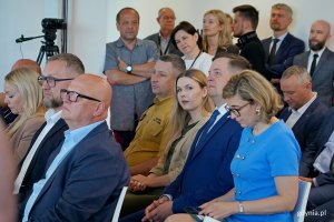 Goście zgromadzeni na uroczystości z okazji otwarcia gdańskiego biura firmy Bechtel 
