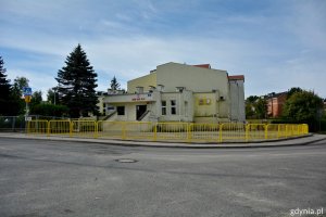 Budynek Zespołu Wczesnej Edukacji nr 1 przy ul. Wiczlińskiej i żółte barierki ochraniające teren głównego wejścia // fot. gdynia.pl