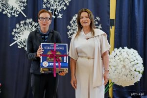 Pomorska wicekurator oświaty Jolanta Jankowska-Żmich wręczająca prezent z okazji jubileuszu Joannie Zarzyckiej &ndash; dyrektorce Szkoły Podstawowej nr 11 