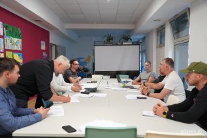 na zdjęciu obradujący mężczyźni