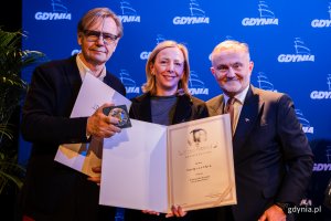 Wyróżnienie w kategorii Architektura za projekt Rezydencji Plac Kaszubski - od lewej Zbigniew Reszka. Olga Prokopiak i prezydent Gdyni Wojciech Szczurek. Fot. Karol Stańczak