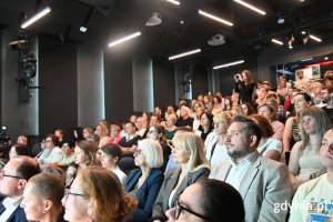 Na zdjęciu osoby siedzące na widowni podczas uroczystości, m.in., radna Gdyni Joanna Zieliński, dyrektor Centrum Aktywności Seniora Bożena Zglińska, Maciej Kochanowski, dyrektor Laboratorium Innowacji Społecznych (fot. Zofia Marczak)