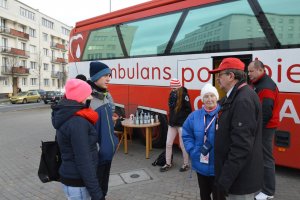 Archiwalne zdjęcie uśmiechniętych ludzi podczas zbiórki krwi przy Urzędzie Miasta w Gdyni