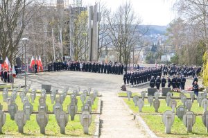 Na Cmentarzu Obrońców Wybrzeża w Gdyni Redłowie znajduje się Pomnik Katyński poświęcony „Oficerom polskim zamordowanym przez NKWD wiosną 1940 roku” (zdjęcie archiwalne z 2019 r., fot. kmdr ppor. Radosław Pioch)