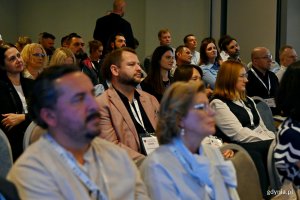 Uczestnicy III Konferencji &bdquo;Branża wodno-kanalizacyjna &ndash; Ochrona i bezpieczeństwo infrastruktury krytycznej. Reagowanie w sytuacjach kryzysowych&rdquo; zgromadzeni w jednej z sal Hotelu Mercure 