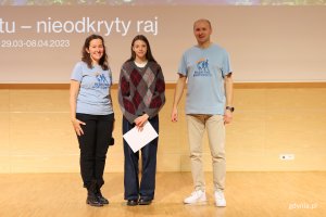Błękitne Horyzonty 2025 w PPNT w Gdyni. Na zdjęciu od lewej: Alicja Jank z SP nr 26, zwyciężczyni konkursu, uczennica II LO, Matylda Pawlak, Marcin Jank z II LO w Gdyni, (fot. Katarzyna Balcerzak)
