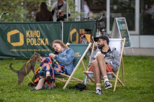 Dwoje ludzi na leżakach i kot w festiwalowej strefie na placu Grunwaldzkim