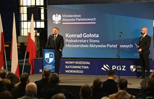 Mężczyzna w garniturze na scenie