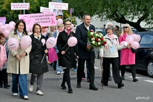 Od lewej: wiceprzewodnicząca Rady Miasta Gdyni Mariola Śrubarczyk-Cichowska, radna Gdyni Larysa Kramin, posłanka Wioleta Tomczak, wiceprezydent Gdyni Tomasz Augustyniak, Janina Łojba &ndash; prezes Stowarzyszenia Amazonek Gdyńskich i Bożena Zglińska &ndash; dyrektorka Centrum Aktywności Seniora podczas Marszu R&oacute;żowej Wstążki 