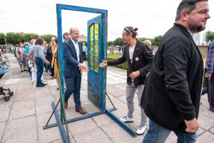 Wiceprezydent Bartosz Bartoszewicz przeszedł przez symboliczne Drzwi do Tolerancji // fot. Dawid Linkowski