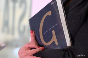 Wystawa „Odkryj w Gdyni nieoczywiste. Pradzieje”. Publikacja „Niepoznana. Gdynia i okolice do XII wieku”. Fot. Michał Puszczewicz