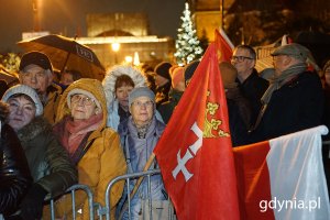 Gdańszczanie z flagami Gdańska i Polski