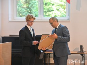 Na zdj. absolwent Jan Matusiak i wicewojewoda pomorski Emil Rojek 
