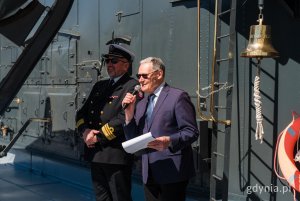 Na pokładzie z mikrofonem Aleksander Gosk, zastępca dyrektora Muzeum Marynarki Wojennej w Gdyni
