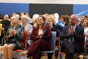 Jubileusz 80-lecia SP 17 w Gdyni, na zdjęciu od lewej: prezydent Miasta Gdyni Aleksandra Kosiorek, Iwona Tanewska Naczelniczka Wydziału Edukacji i Pomorski Kurator Oświaty Grzegorz Kryger (fot. Katarzyna Balcerzak)
