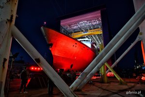Roll-out Wichra.  Kadłub pierwszego &bdquo;Miecznika&rdquo; opuścił Halę Kadłubową w PGZ Stoczni Wojennej. (fot. Michał Puszczewicz/gdynia.pl)