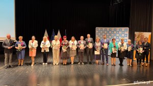 Osoby uhonorowane podczas Wojewódzkiej Uroczystości z okazji Dnia Edukacji Narodowej 2025 (fot. Katarzyna Balcerzak)