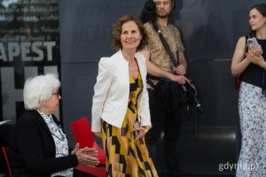 Starsza pani w ż&oacute;łtej sukience i białej marynarce