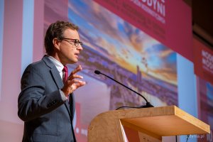 Mariusz Lewicki, stały przedstawiciel RP przy UNESCO w Paryżu podczas panelu otwierającego konferencję „Modernizm w Europie – modernizm w Gdyni” – dzień pierwszy, piątek, 18 września (fot. Kamil Złoch)