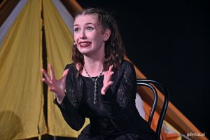 Małgorzata Frey, studentka IV roku Studium Wokalno-Aktorskiego im. Danuty Baduszkowej w Gdyni, podczas próby medialnej do spektaklu „Wanożnicë” w Teatrze Muzycznym