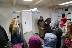 Grupa ludzi stoi w pokoju zabiegowym w &bdquo;Ostoi&rdquo;