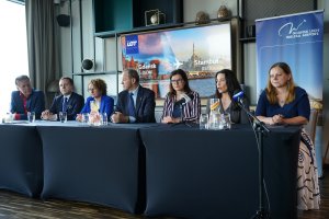 Uczestnicy konferencji: prezes Portu Lotniczego Gdańsk Tomasz Kloskowski, dyrektor Biura Siatki Połączeń LOT Robert Luder, prezydent Sopotu Magdalena Czarzyńska-Jachim, marszałek województwa pomorskiego Mieczysław Struk, prezydent Aleksandra Dulkiewicz, członek zarządu LOT ds. operacyjnych Dorota Dmuchowska oraz prezydent Gdyni Aleksandra Kosiorek