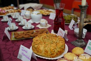 Na stole romantyczne dania przygotowane na dni patrona