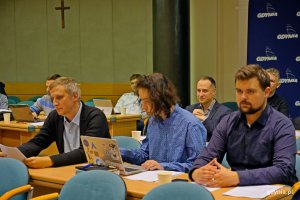 Radni miasta Dawid Biernacik i Dominik Aziewicz oraz członkowie Rady ds. Mężczyzn podczas drugiego posiedzenia rady 