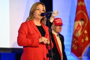 Uroczystość wręczenia odznak honorowych w Sali Koncertowej Portu Gdynia w ramach gdyńskich obchodów 45. rocznicy zakończenia strajków i podpisania porozumień sierpniowych. Przemawia wiceprezydentka Gdyni Oktawia Gorzeńska (fot. Michał Puszczewicz)