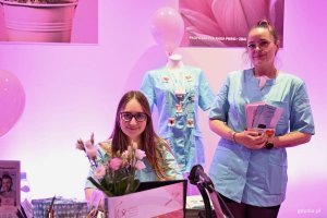 Kobiety w niebieskich uniformach