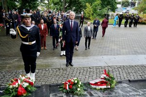 Senator Sławomir Rybicki składający kwiaty podczas uroczystości  z okazji 87. rocznicy wybuchu II wojny światowej na Cmentarzu Wojennym w Redłowie 