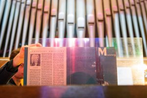 Partytura z koncertami Bacha na tle organów w kościele pw. Najświętszego Serca Pana Jezusa // fot. Anna Rezulak